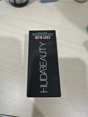 HUDA BEAUTY Easy Blur Foundation - Black & Pink Accents